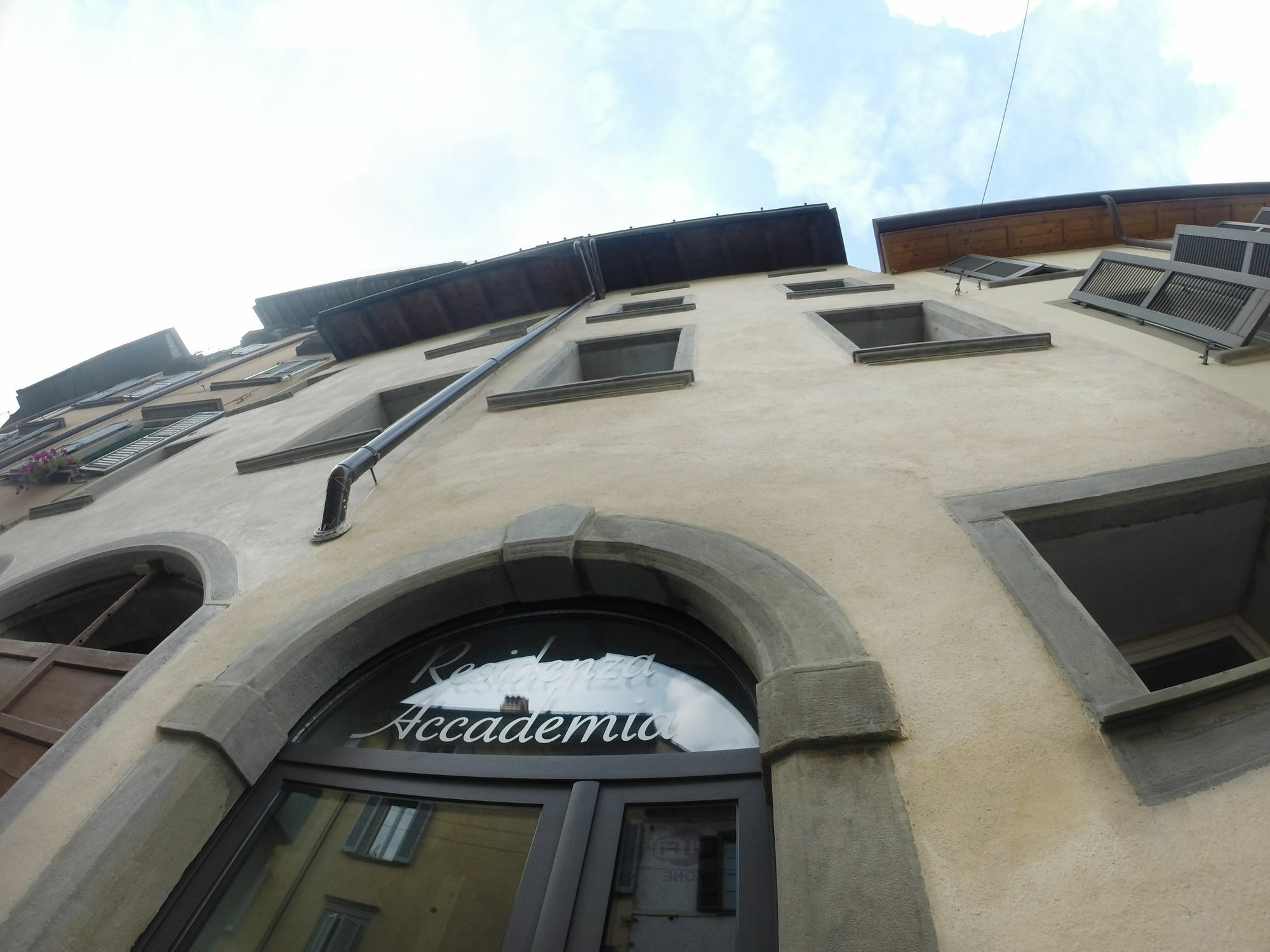 Academia Apartahotel